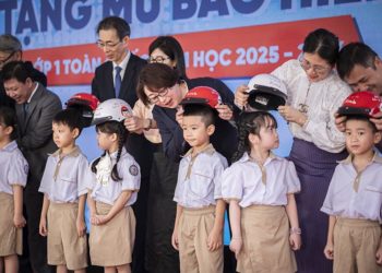 Học sinh lớp Một tại Hà Nội nhận mũ bảo hiểm đạt chuẩn từ đại diện Honda và cơ quan quản lý -1