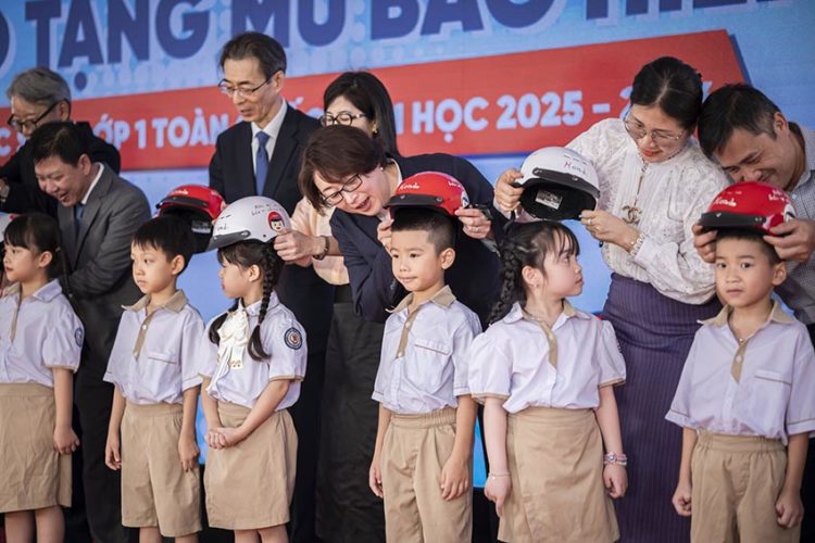 Học sinh lớp Một tại Hà Nội nhận mũ bảo hiểm đạt chuẩn từ đại diện Honda và cơ quan quản lý -1