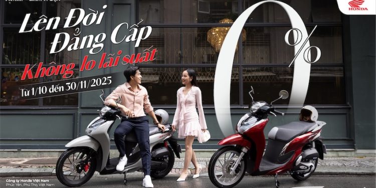 Khách hàng trải nghiệm Honda SH mode trong chương trình ưu đãi 0% lãi suất tại HEAD