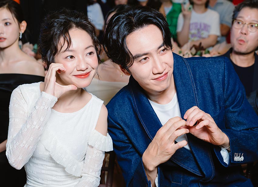 Lee Kwang Soo - Hoàng Hà tay trong tay: Khoảnh khắc 'rung tim' ở thảm đỏ Tay Anh Giữ Một Vì Sao - 1