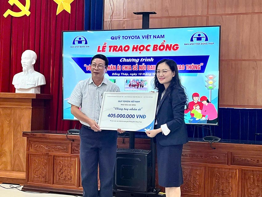 Đại diện Quỹ Toyota Việt Nam trao học bổng “Vòng tay nhân ái” cho học sinh tại Đồng Tháp. - 1