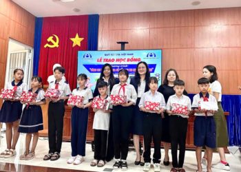 Đại diện Quỹ Toyota Việt Nam trao học bổng “Vòng tay nhân ái” cho học sinh tại Đồng Tháp. - 2