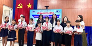 Đại diện Quỹ Toyota Việt Nam trao học bổng “Vòng tay nhân ái” cho học sinh tại Đồng Tháp. - 2