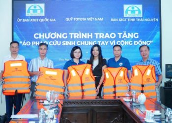 Đại diện Quỹ Toyota trao áo phao cứu sinh cho học sinh tại Thái Nguyên
