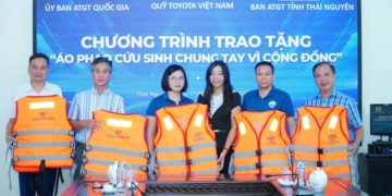 Đại diện Quỹ Toyota trao áo phao cứu sinh cho học sinh tại Thái Nguyên
