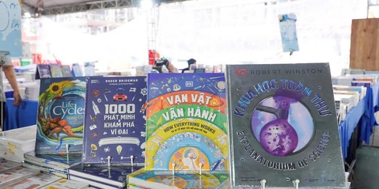 Bé cầm lồng đèn đọc sách khoa học dưới ánh trăng rằm