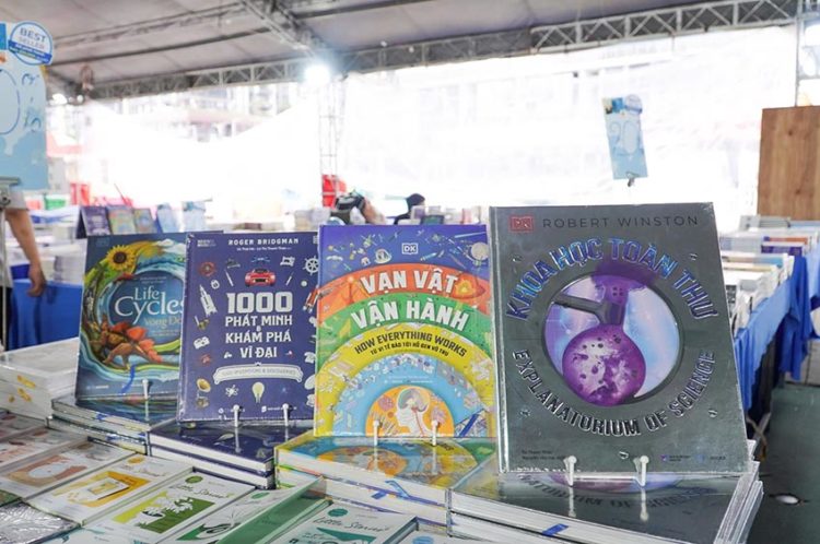 Bé cầm lồng đèn đọc sách khoa học dưới ánh trăng rằm