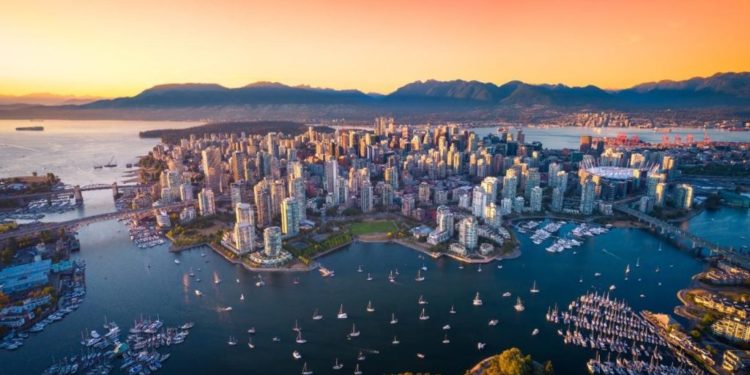 Một góc nhìn tuyệt đẹp từ trên không của đường chân trời trung tâm thành phố Vancouver