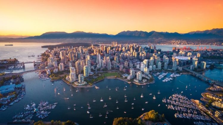 Một góc nhìn tuyệt đẹp từ trên không của đường chân trời trung tâm thành phố Vancouver