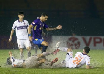 "Thủy chiến" kịch tính với cơn mưa 3 quả phạt đền - 3