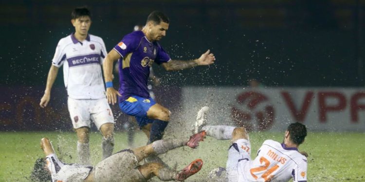 "Thủy chiến" kịch tính với cơn mưa 3 quả phạt đền - 3