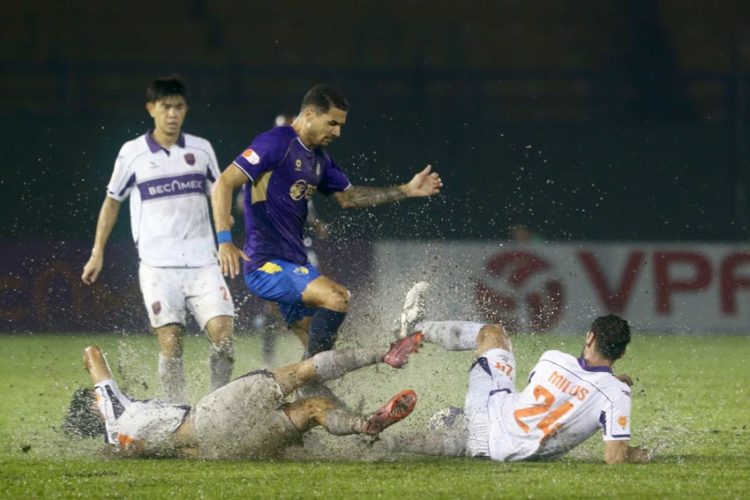 "Thủy chiến" kịch tính với cơn mưa 3 quả phạt đền - 3