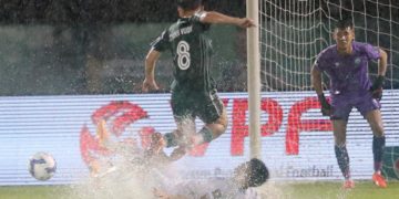 Đại thắng 4-1 trong “thuỷ chiến”, Minh Vương lập cú đúp - 2