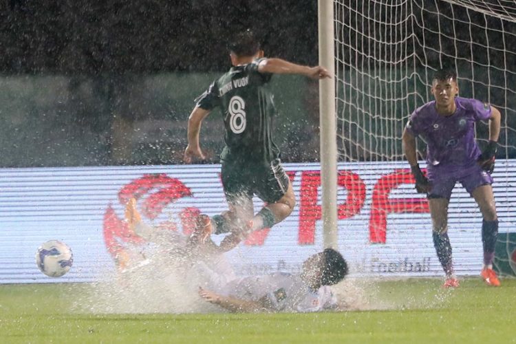 Đại thắng 4-1 trong “thuỷ chiến”, Minh Vương lập cú đúp - 2
