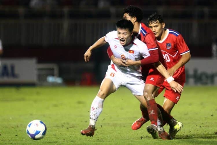 Tuyển Việt Nam giành chiến thắng tối thiểu trước Nepal nhờ "quà tặng" từ chủ nhà - 3