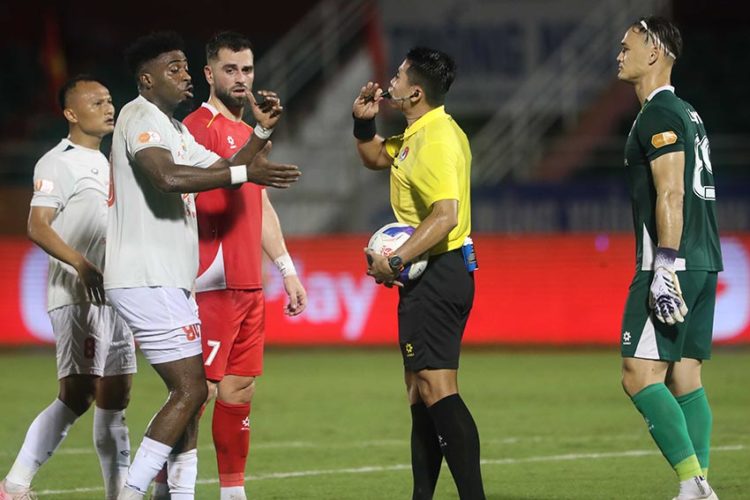 VAR "Cứu" CATPHCM thoát một thua trên sân nhà - 1