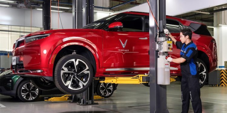 VinFast hỗ trợ đến 40% chi phí sửa xe cho khách hàng vùng lũ