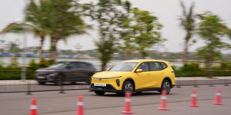 VinFast vượt mốc 100.000 xe sau 3 quý 2025, dẫn đầu thị trường ô tô Việt Nam