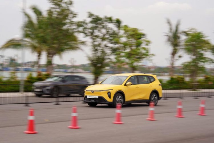 VinFast vượt mốc 100.000 xe sau 3 quý 2025, dẫn đầu thị trường ô tô Việt Nam