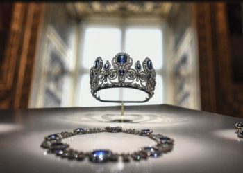 Bộ trang sức hoàng gia nạm sapphire và kim cương được trưng bày tại Galerie d’Apollon, Bảo tàng Louvre – một trong tám món báu vật bị đánh cắp trong vụ trộm táo tợn tháng 10/2025. Ảnh: Reuters.