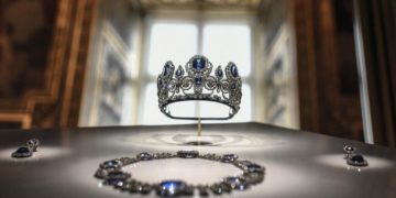 Bộ trang sức hoàng gia nạm sapphire và kim cương được trưng bày tại Galerie d’Apollon, Bảo tàng Louvre – một trong tám món báu vật bị đánh cắp trong vụ trộm táo tợn tháng 10/2025. Ảnh: Reuters.