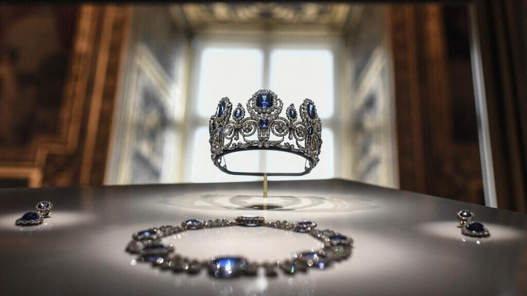 Bộ trang sức hoàng gia nạm sapphire và kim cương được trưng bày tại Galerie d’Apollon, Bảo tàng Louvre – một trong tám món báu vật bị đánh cắp trong vụ trộm táo tợn tháng 10/2025. Ảnh: Reuters.