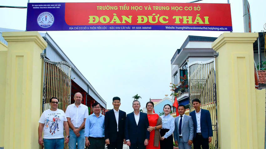 Đại diện APM Terminals, Cảng Hateco Hải Phòng (HHIT) và Trường Tiểu học – THCS Đoàn Đức Thái chụp ảnh lưu niệm tại lễ khánh thành bể bơi huấn luyện cho học sinh địa phương.