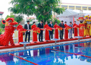 Đại diện APM Terminals và lãnh đạo địa phương cắt băng khánh thành bể bơi huấn luyện cho học sinh Hải Phòng.