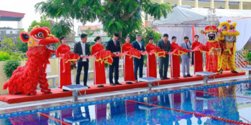 Đại diện APM Terminals và lãnh đạo địa phương cắt băng khánh thành bể bơi huấn luyện cho học sinh Hải Phòng.