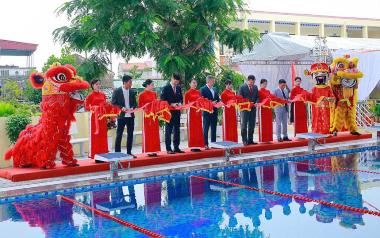 Đại diện APM Terminals và lãnh đạo địa phương cắt băng khánh thành bể bơi huấn luyện cho học sinh Hải Phòng.
