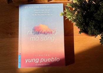 Bìa sách “Nhẹ nhàng mà sống” của Diego Perez (Yung Pueblo) đặt cạnh tách trà sáng trong ánh nắng nhẹ – biểu tượng của sự an yên và tự tại.