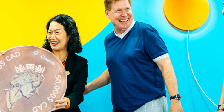 Sun Life hỗ trợ hơn 2,2 tỷ đồng cùng Hội Chữ thập đỏ Việt Nam cứu trợ sau bão