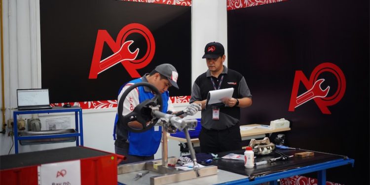 Đại diện Honda Việt Nam trong phần thi thực hành tại Hội thi Kỹ thuật viên xuất sắc châu Á – Thái Bình Dương 2025 ở Indonesia.