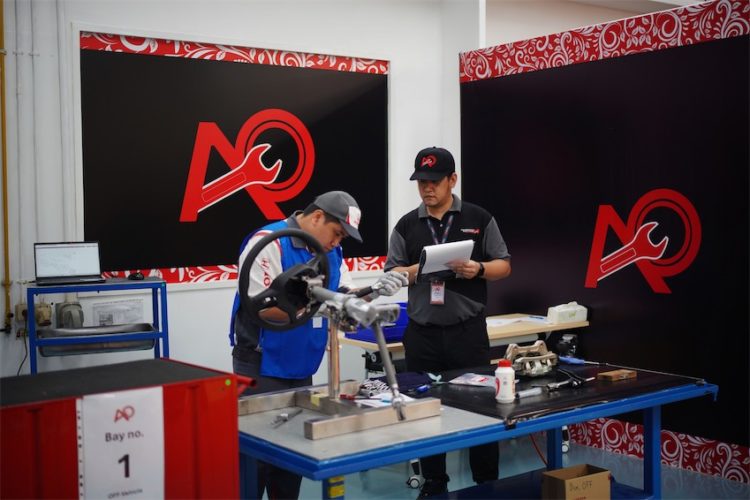 Đại diện Honda Việt Nam trong phần thi thực hành tại Hội thi Kỹ thuật viên xuất sắc châu Á – Thái Bình Dương 2025 ở Indonesia.