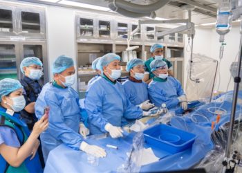 Ca phá vôi LithiX HC đầu tiên tại miền Tây: Bệnh nhân 95 tuổi qua cửa hẹp