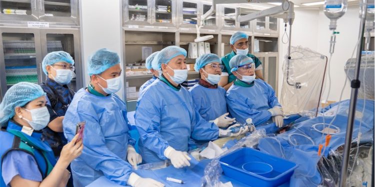 Ca phá vôi LithiX HC đầu tiên tại miền Tây: Bệnh nhân 95 tuổi qua cửa hẹp