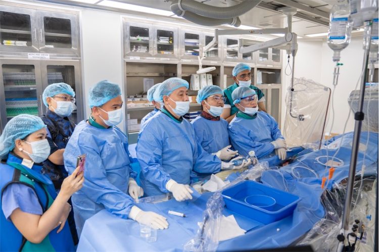 Ca phá vôi LithiX HC đầu tiên tại miền Tây: Bệnh nhân 95 tuổi qua cửa hẹp