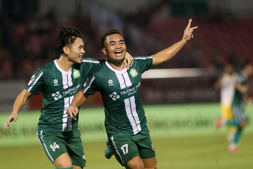 Kỷ lục 4 thẻ vàng cho Ban huấn luyện chủ nhà vì trọng tài gây ức chế - 1