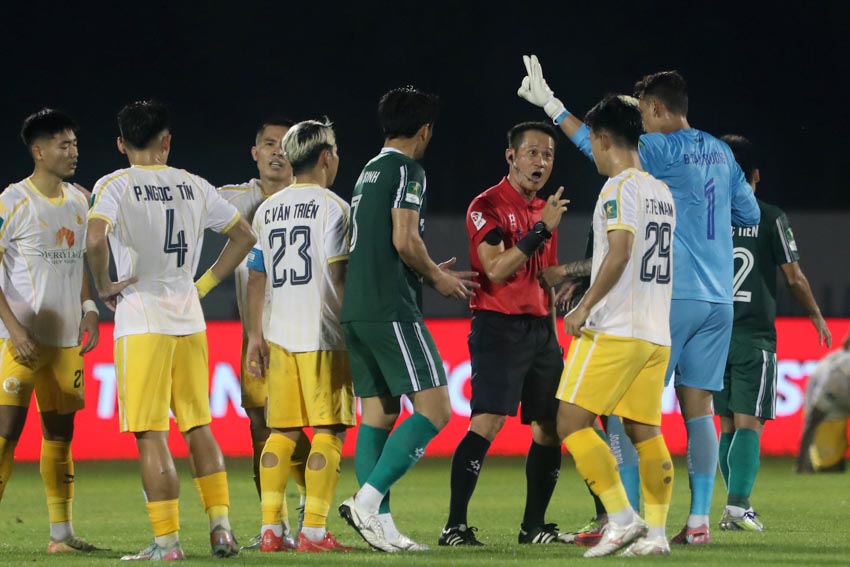 Kỷ lục 4 thẻ vàng cho Ban huấn luyện chủ nhà vì trọng tài gây ức chế - 2