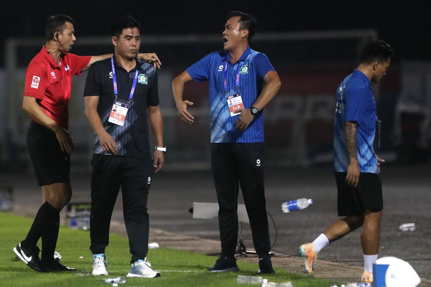 Kỷ lục 4 thẻ vàng cho Ban huấn luyện chủ nhà vì trọng tài gây ức chế - 3