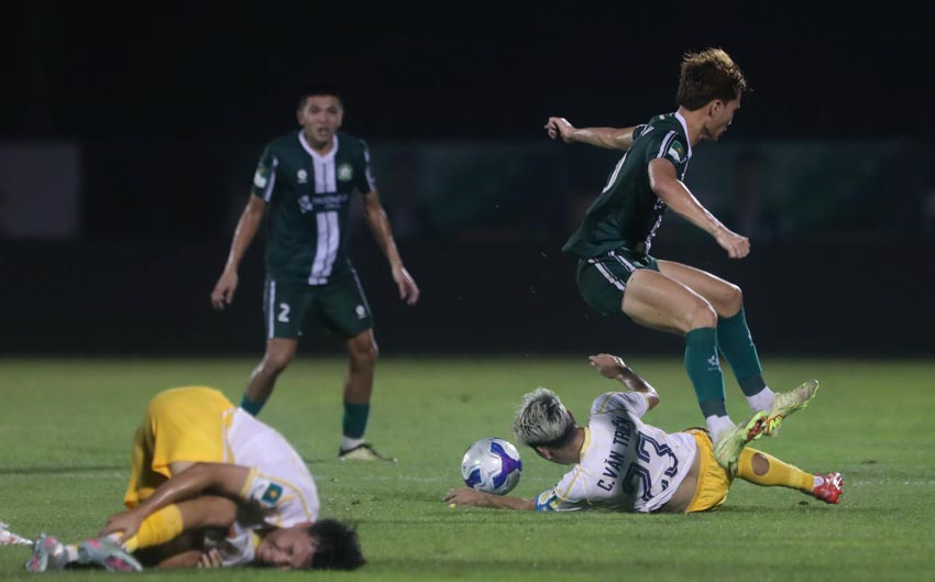 Kỷ lục 4 thẻ vàng cho Ban huấn luyện chủ nhà vì trọng tài gây ức chế - 4