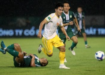 Kỷ lục 4 thẻ vàng cho Ban huấn luyện chủ nhà vì trọng tài gây ức chế - 5