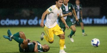 Kỷ lục 4 thẻ vàng cho Ban huấn luyện chủ nhà vì trọng tài gây ức chế - 5