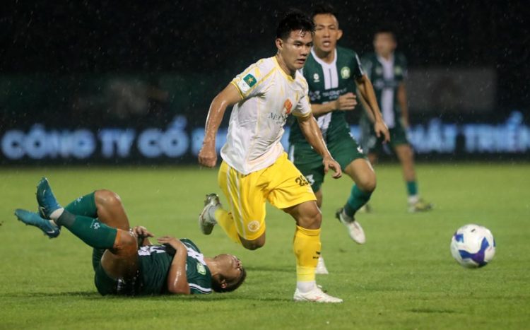 Kỷ lục 4 thẻ vàng cho Ban huấn luyện chủ nhà vì trọng tài gây ức chế - 5