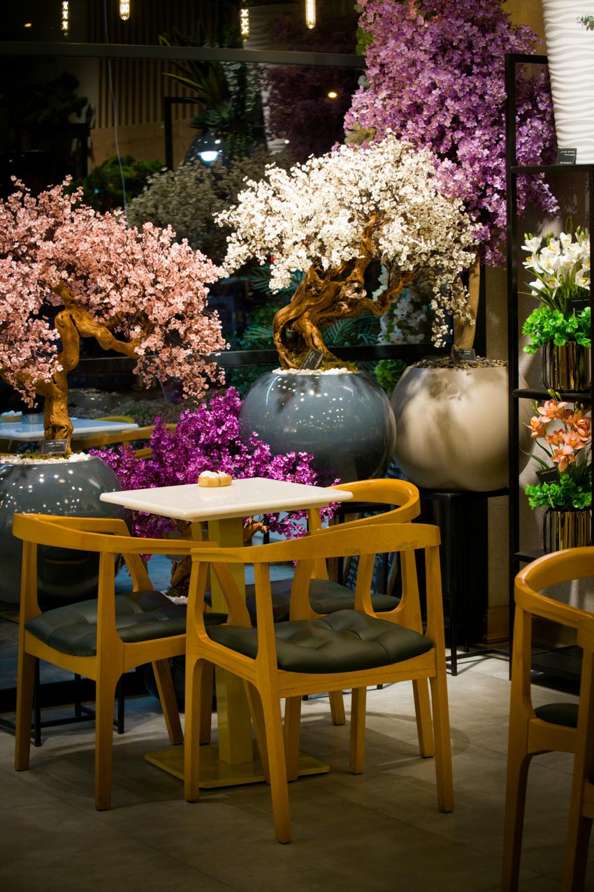 Phòng khách phong cách hiện đại với sofa trung tính, bàn gỗ tối màu và ánh sáng tự nhiên - 5