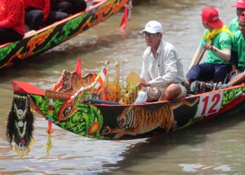 Mũi ghe ngo Khmer chạm khắc Rồng/Naga rực rỡ, biểu tượng cho nghệ thuật tâm linh và sức mạnh của cộng đồng - 2