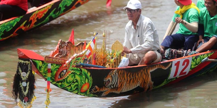 Mũi ghe ngo Khmer chạm khắc Rồng/Naga rực rỡ, biểu tượng cho nghệ thuật tâm linh và sức mạnh của cộng đồng - 2