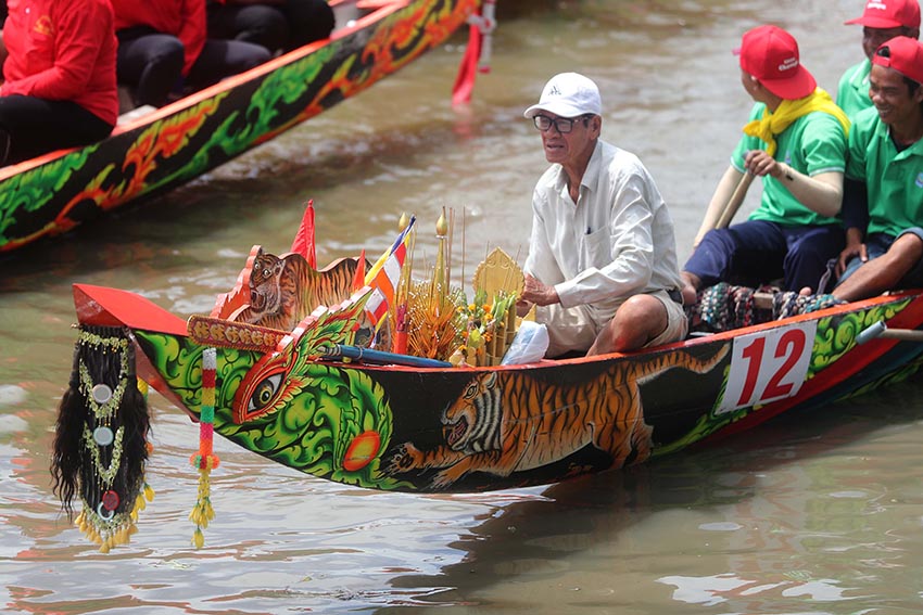 Mũi ghe ngo Khmer chạm khắc Rồng/Naga rực rỡ, biểu tượng cho nghệ thuật tâm linh và sức mạnh của cộng đồng - 2