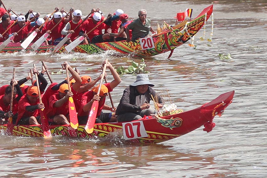 Mũi ghe ngo Khmer chạm khắc Rồng/Naga rực rỡ, biểu tượng cho nghệ thuật tâm linh và sức mạnh của cộng đồng - 11