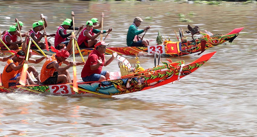 Mũi ghe ngo Khmer chạm khắc Rồng/Naga rực rỡ, biểu tượng cho nghệ thuật tâm linh và sức mạnh của cộng đồng - 12